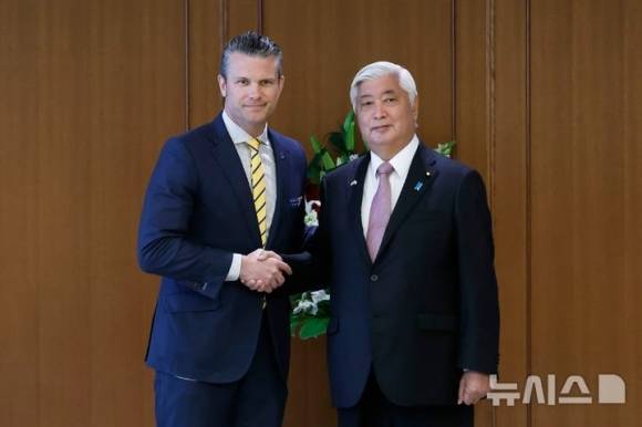 2025년 3월 30일 일본 도쿄 방위성에서 피트 헤그세스(왼쪽) 미국 국방장관과 나카타니 겐 일본 방위상이 회담에 앞서 악수하고 있다. AP 뉴시스