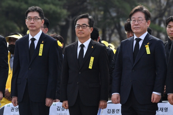 기억식 참석한 이재명-김동연-김경수 - 세월호 참사 11주기를 맞은 16일 안산시 단원구 화랑유원지에서 열린 ‘세월호 참사 11주기 기억식‘에 더불어민주당 이재명 전 대표(오른쪽부터), 김동연 경기지사, 김경수 전 경남지사가 참석해 있다. 연합뉴스