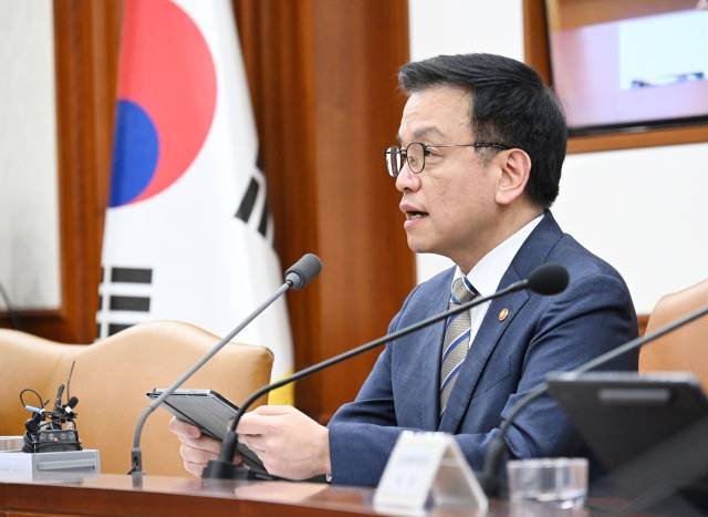 최상목 부총리 겸 기획재정부 장관이 15일 정부서울청사에서 열린 ‘경제관계장관회의 겸 산업경쟁력강화 관계장관회의’에서 12조 원대 규모의 추경안에 대해 설명하고 있다. 사진 제공=기재부