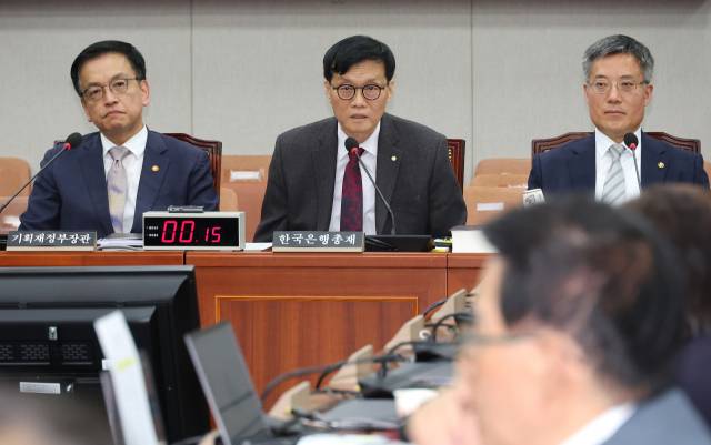 이창용(가운데) 한국은행 총재가 16일 국회에서 열린 법제사법위원회의 '기획재정부 장관 최상목 탄핵소추사건 조사' 청문회에서 의원질의에 답변하고 있다. 연합뉴스