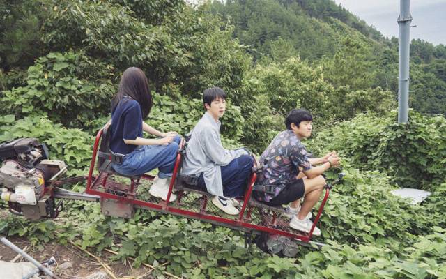 넷플릭스 예능 '대환장 기안장'의 BTS 진(가운데)과 기안84(오른쪽). 사진 제공=넷플릭스