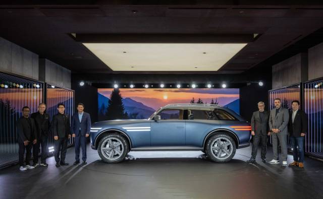 호세 무뇨스(왼쪽 네 번째) 현대차 대표이사 사장과 루크 동커볼케(오른쪽 세 번째) 현대차그룹 글로벌디자인본부장(CDO), 랜디 파커(〃 두 번째) 현대차 북미본부 최고경영자(CEO)가 15일(현지 시간) 미국 뉴욕 맨해튼의 ‘제네시스 하우스 뉴욕’에서 오프로더 SUV 콘셉트 모델인 ‘엑스 그란 이퀘이터’와 포즈를 취하고 있다. 사진 제공=제네시스