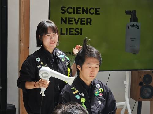 그래비티 헤어 리프팅샷 시연회. 연합뉴스