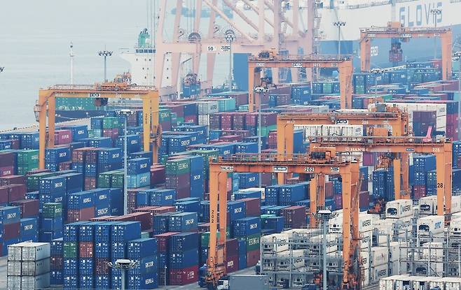 미국의 상호관세가 발효된 지난 9일 경기도 평택항에 컨테이너가 쌓여 있다. ⓒ연합뉴스