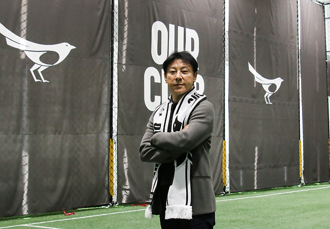 성남FC가 ‘레전드’ 신태용 전 축구국가대표팀 감독을 비상근 단장으로 16일 영입했다. 현역 시절 성남의 원클럽맨으로서 K리그 최고 선수로 활약한 그는 지도자로서도 큰 족적을 남겼다. 선수와 지도자로서 쌓은 역량을 성남의 단장으로서 잘 활용하겠다는 의지다. 사진제공｜성남FC