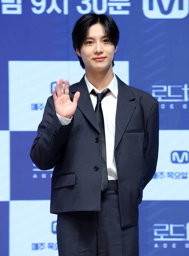 이번엔 출처 미상 사진이 동반된 초강력 핑크빛 무드에 휘말렸다. 그룹 샤이니 멤버 태민과 댄서 노제가 SNS발 열애설에 휘말렸다. 이와 관련 태민 측은 “확인 중”이란 초동 대응을 보였지만, 이후 수시간째 확인 중이라 달리 해석할 길 없는 추가 입장을 내놓고 있진 않아 눈길을 끈다. 사진|뉴시스