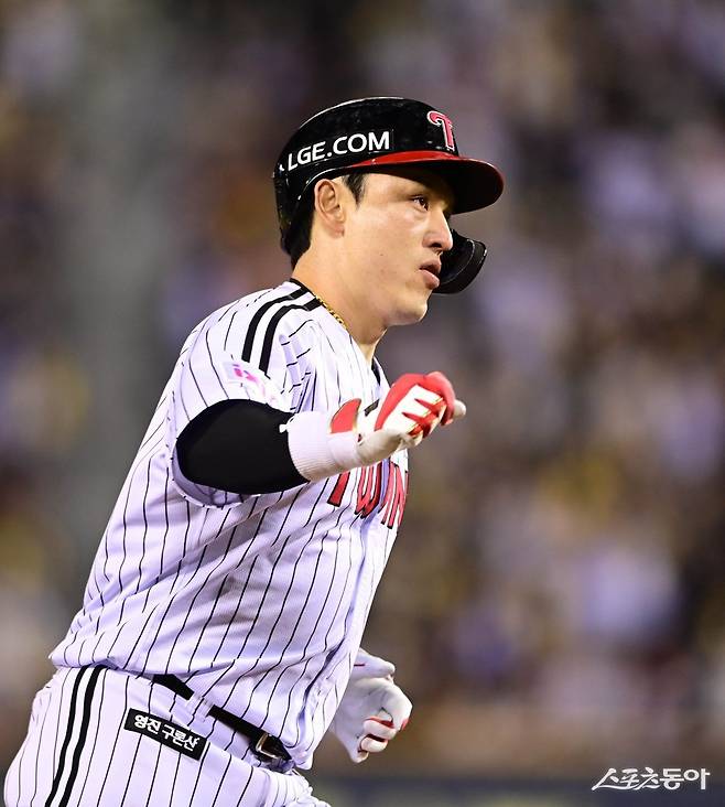 LG 박동원은 15일 에르난데스~김진성~박명근~장현식을 리드하며 KBO 역대 4번째 ‘팀 노히트노런’을 완성했고, 16일에는 3안타 2홈런 5타점의 맹타를 휘두르며 팀의 2연승을 이끌었다. 잠실｜주현희 기자 teth1147@donga.com