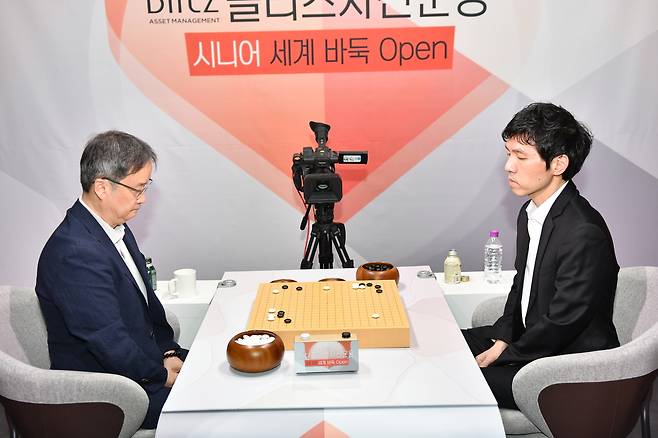 유창혁 9단(왼쪽)과 대국하는 이창호 9단.  한국기원 제공