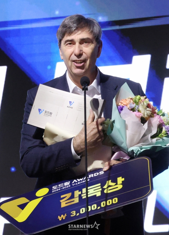 2024-2025 V리그 시상식이 14일 서울 서대문구 스위스 그랜드 호텔에서 열렸다.  현대캐피탈 필립 블랑 감독이 감독상을 수상한 후 소감을 밝히고 있다. /사진=김진경 대기자