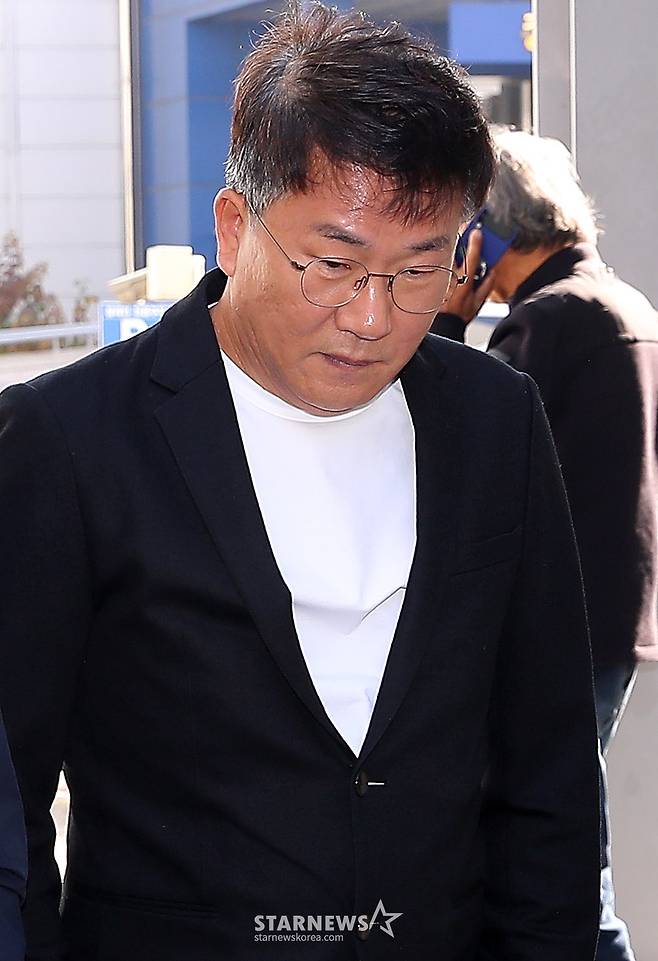 배우 선우은숙의 친언니를 강제 추행한 혐의로 재판에 넘겨진 아나운서 출신 유영재가 12일 오전 경기 수원지방법원 성남지원에서 열린 첫 공판 기일에 출석하고 있다. 유영재는 2023년부터 5차례에 걸쳐 선우은숙 친언니의 신체를 접촉하는 등 강제 추행한 혐의를 받고 있다. 유영재는 앞서 경찰 조사 단계에서 혐의를 부인 전면 부인한 것으로 알려졌다. 피소 직후에도 그는 자신이 운영하는 유튜브 채널 'DJ 유영재 TV 유영재 라디오'를 통해 "죽어도 끊어지지 않는 성추행이란, 죽어도 지워지지 않을 형벌과 같은 프레임을 유영재에게 씌웠다. 내가 이대로 죽는다면 더러운 성추행이 사실로 끝날 것이므로 법적 다툼을 하게 됐다"라고 반박한 바 있다. 2024.11.12 /사진=김창현 chmt@