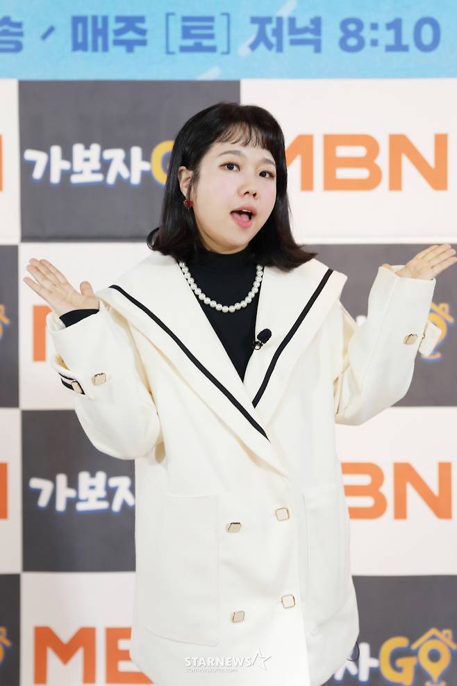 코미디언 홍현희가 15일 오전 온라인으로 진행된  MBN 예능 프로그램 '가보자GO' 제작발표회에 참석해 포즈를 취하고 있다.  각종 SNS의 파도를 벗어나 '진짜 친구'를 찾기 위해 거리로 나선 5명의 MC가 장소와 나이, 성별을 불문하고, 그동안 만나고 싶었던 각종 셀럽과 일반인을 즉석에서 섭외해 친구가 되는 과정을 담아내는 프로그램 '가보자GO'는 16일 첫 방송된다. /사진제공=MBN 2024.03.15 /사진=이동훈