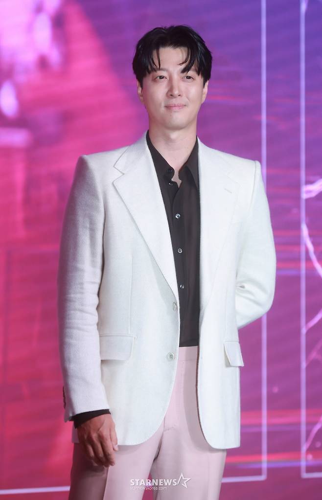 배우 이동건이 26일 오전 서울 마포구 호텔 나루에서 진행된 넷플릭스 오리지널 시리즈 '셀러브리티' 제작발표회에 참석해 포즈를 취하고 있다.  유명해지기만 하면 돈이 되는 세계에 뛰어든 아리가 마주한 셀럽들의 화려하고도 치열한 민낯을 그린 넷플릭스 시리즈 셀러브리티'는 오는 30일 공개된다. /2023.06.26