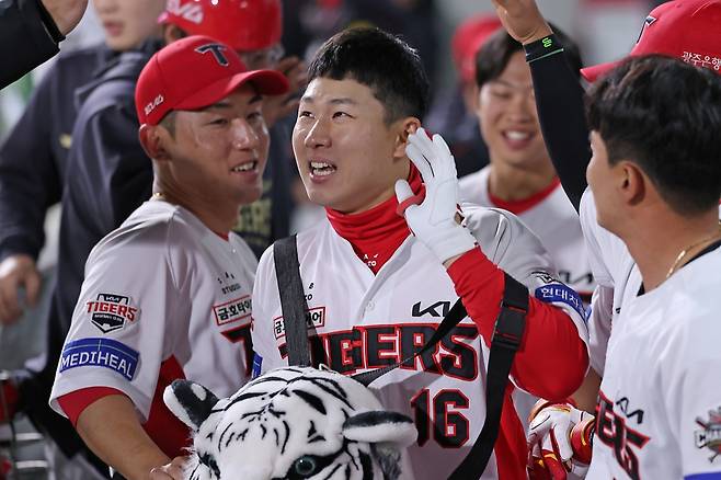 15일 오후 광주-KIA챔피언스필드에서 열린 '2025 신한 SOL Bank KBO리그' KT 위즈와 KIA 타이거즈의 경기, KIA가 KT를 1:0으로 제압하고 2연승을 달렸다. 최원준은 7회말 무사에서 솔로포를 날리며 결승타의 주인공이 됐다. KIA 타이거즈