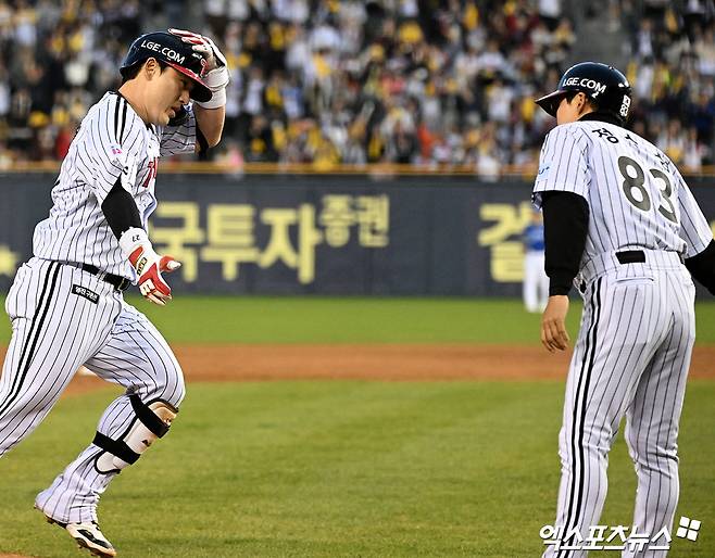 LG 트윈스 박동원이 16일 서울 잠실야구장에서 열린 삼성 라이온즈와의 경기에서 홈런을 친 뒤 베이스를 돌고 있다. 엑스포츠뉴스 잠실, 김한준 기자