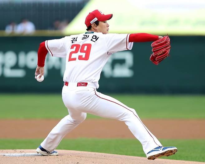 16일 인천SSG랜더스필드에서 열린 2025 신한 SOL Bank KBO리그 한화 이글스와 SSG 랜더스의 경기, SSG는 4-10 패배를 당하면서 3연패에 빠졌다. SSG 선발 김광현은 5이닝 5실점으로 패전의 멍에를 썼다. SSG 랜더스