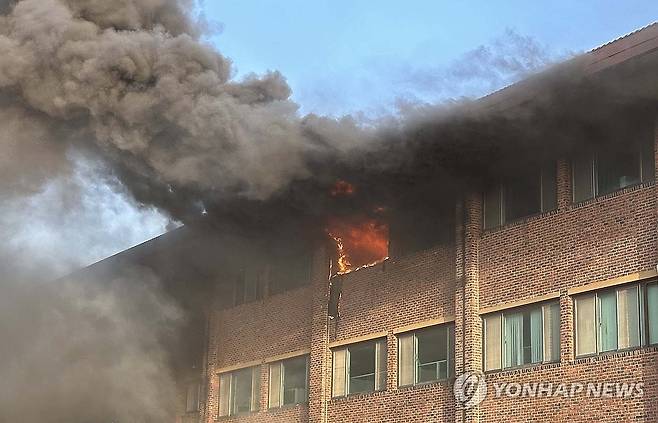 2024년 불이 난 카이스트 실험실 (대전=연합뉴스) 2024년 5월 16일 대전시 유성구 구성동 한국과학기술원(KAIST) 산업디자인학과 4층 실험실에서 불이 나 1시간여만에 꺼졌다. 사진은 불이 난 실험실 모습. 2025.4.16 [대전시 소방본부 제공. 재판매 및 DB 금지]