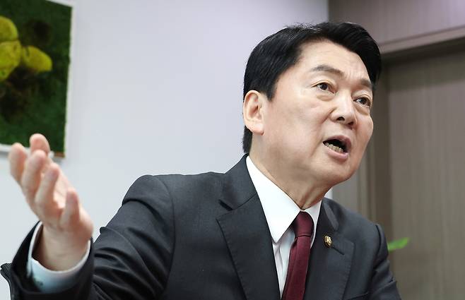 연합뉴스 취재진과 인터뷰하는 안철수 의원 (서울=연합뉴스) 김주형 기자 = 대선 출마를 선언한 국민의힘 안철수 의원이 16일 서울 여의도 국회의원회관 사무실에서 연합뉴스 취재진과 인터뷰하고 있다. 2025.4.16
kjhpress@yna.co.kr