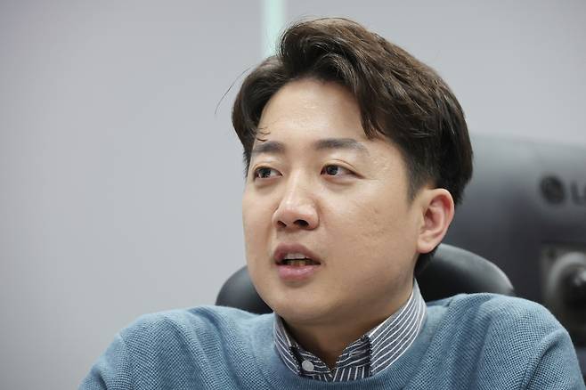 연합뉴스와 인터뷰하는 이준석 의원     (서울=연합뉴스) 박동주 기자 = 개혁신당 대선 후보인 이준석 의원이 15일 서울 여의도 국회 의원회관에서 연합뉴스 취재진과 인터뷰하고 있다. 2025.4.16
    pdj6635@yna.co.kr