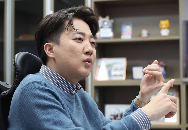 연합뉴스와 인터뷰하는 이준석 의원     (서울=연합뉴스) 박동주 기자 = 개혁신당 대선 후보인 이준석 의원이 15일 서울 여의도 국회 의원회관에서 연합뉴스 취재진과 인터뷰하고 있다. 2025.4.16
    pdj6635@yna.co.kr