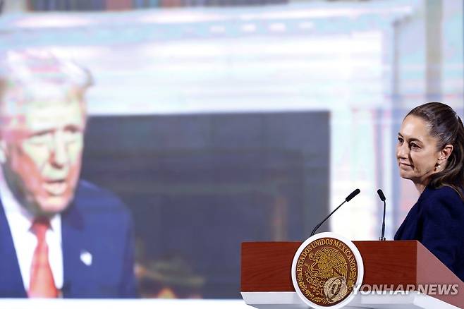 지난달 10일(현지시간) 기자회견에서 트럼프 이미지 띄워 놓고 현안 설명하는 멕시코 대통령 [EPA 연합뉴스 자료사진. 재판매 및 DB 금지]