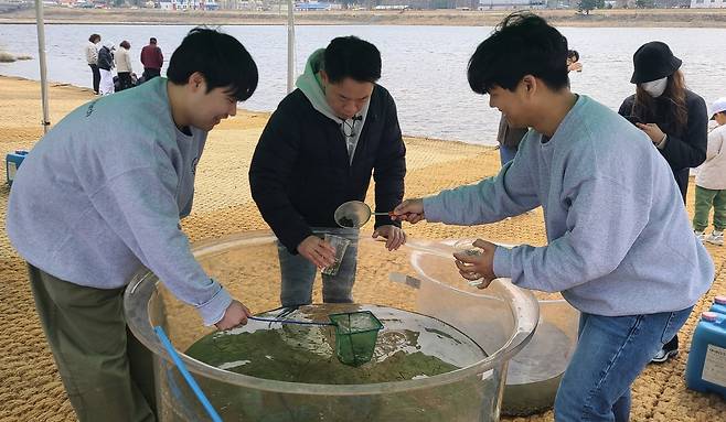 파마리서치 임직원이 아기연어보내기 행사에 참여하고 있는 모습 [파마리서치 제공. 재판매 및 DB 금지]