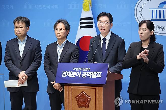 경제분야 정책 발표하는 김경수 대선 경선 후보 (서울=연합뉴스) 박동주 기자 = 더불어민주당 김경수 대선 경선 후보가 16일 서울 여의도 국회 소통관에서 경제분야 정책 발표를 하고 있다. 2025.4.16 pdj6635@yna.co.kr