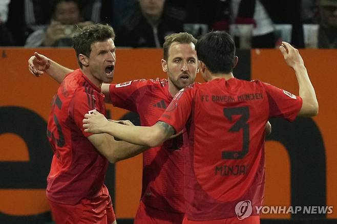 기뻐하는 해리 케인(가운데)과 김민재(오른쪽)  [AP=연합뉴스. 재판매 및 DB 금지]