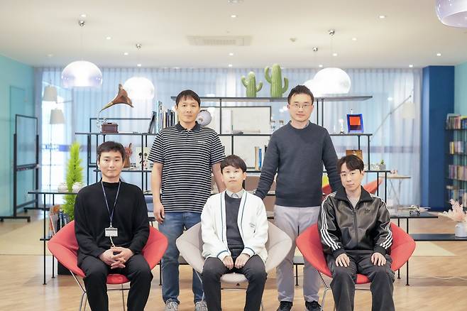 연구진 모습 뒷줄 오른쪽부터 반시계 방향으로 UNIST 장지욱 교수, 서관용 교수, 이명현 연구원, 진원주 박사, 장원식 박사. [울산과학기술원 제공. 재판매 및 DB 금지]