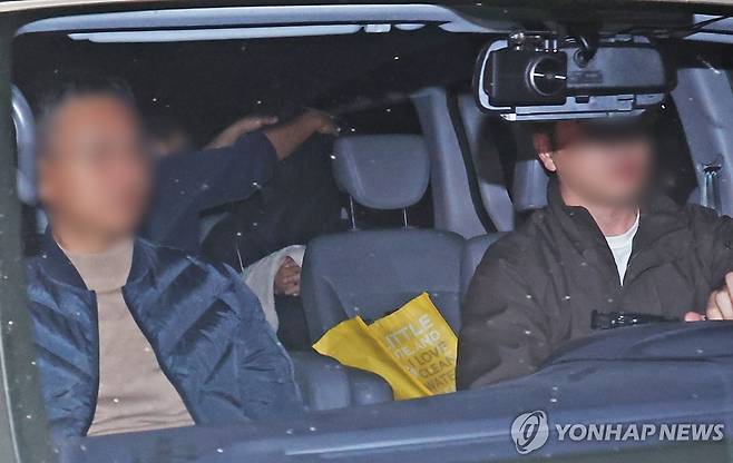 일가족 5명 살해한 50대 가장 체포 (용인=연합뉴스) 홍기원 기자 = 부모와 처자식 등 일가족 5명을 살해한 50대 가장 A씨가 15일 경기도 용인서부경찰서로 압송되고 있다. A씨는 용인시 수지구 아파트 자택에서 80대 부모와 50대 아내, 10~20대 두 딸 등 가족 5명을 목 졸라 살해한 혐의를 받고 있다. 2025.4.15 xanadu@yna.co.kr