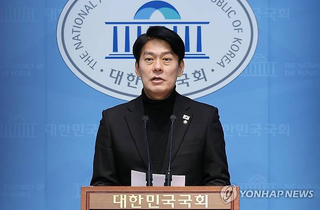 브리핑하는 한민수 대변인 [연합뉴스 자료사진]