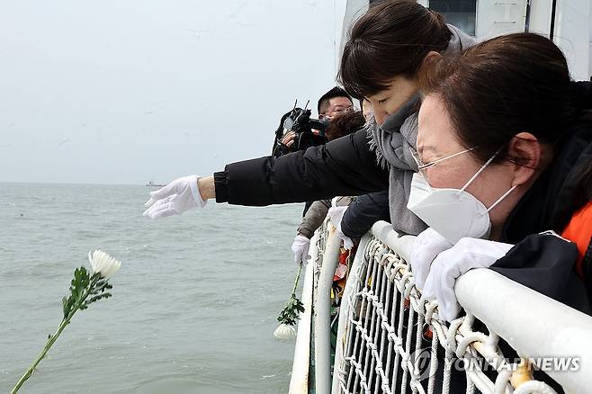 마르지 않는 슬픔 (진도=연합뉴스) 김혜인 기자 = 세월호 참사 11주기인 16일 오전 전남 진도군 참사 해역에서 선상추모식이 열린 가운데 유가족들이 희생자들을 위해 바다에 헌화하고 있다. 2025.4.16 in@yna.co.kr