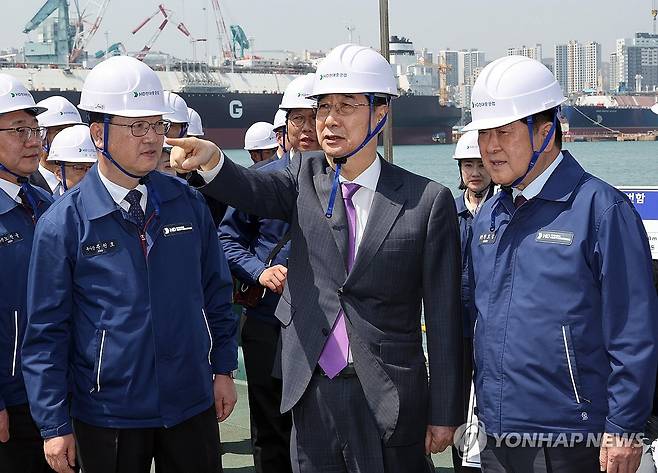 다산정약용함 설명 듣는 한덕수 권한대행 (울산=연합뉴스) 한상균 기자 = 한덕수 대통령 권한대행 국무총리가 16일 HD현대중공업 울산 조선소에서 HD현대중공업 권오갑 회장(오른쪽) 등과 정조대왕급 2번함 '다산정약용함' 설명을 듣고 있다. 2025.4.16 xyz@yna.co.kr