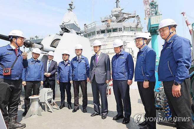 초계함 승선한 한덕수 권한대행 (울산=연합뉴스) 한덕수 대통령 권한대행 국무총리가 16일 HD현대중공업 울산 조선소에서 초계함에 승선해 설명을 듣고 있다. 2025.4.16 [국무총리실 제공. 재판매 및 DB금지] photo@yna.co.kr