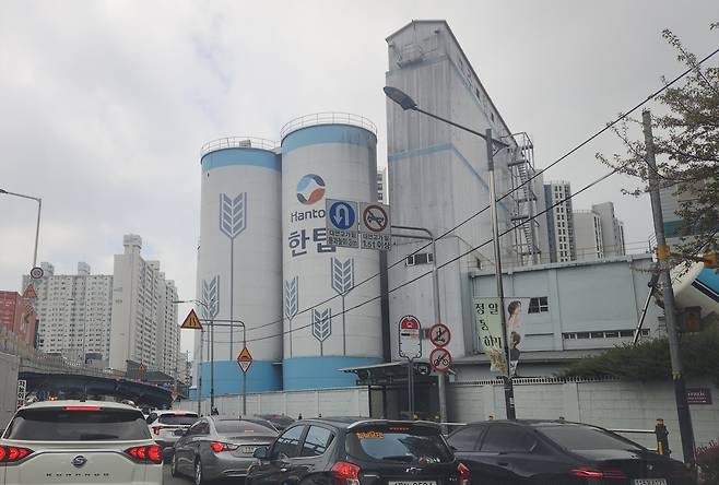 도십 속 한탑 제분 공장  [차근호 기자]