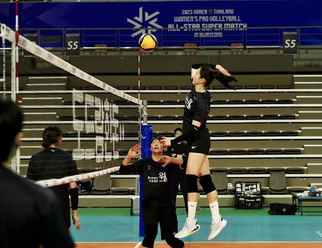 여자배구 올스타팀 소집 훈련서 공격하는 이다현(오른쪽) [촬영 이동칠]