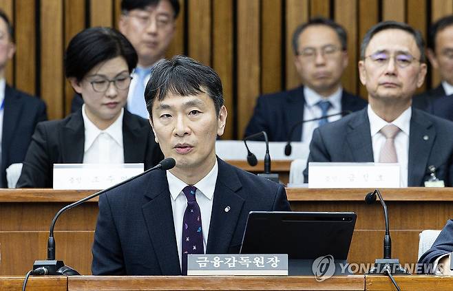 답변하는 이복현 금융감독원 원장 (서울=연합뉴스) 이복현 금융감독원 원장이 18일 서울 여의도 국회 정무위원회에서 열린 홈플러스·MBK 파트너스 및 삼부토건 관련 긴급 현안질의에서 의원 질의에 답변하고 있다. 2025.3.18 [국회사진기자단] photo@yna.co.kr