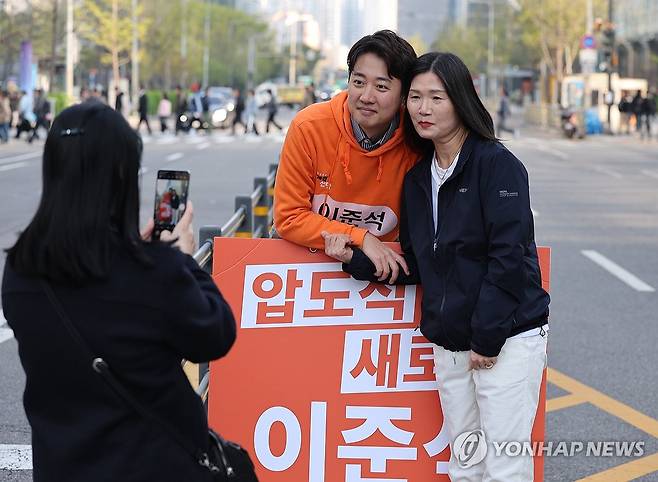 기념촬영하는 이준석 (서울=연합뉴스) 서명곤 기자 = 개혁신당 대선 후보인 이준석 의원이 16일 서울 금천구 가산디지털역 앞에서 출근길 시민들과 기념촬영을 하고 있다. 2025.4.16 seephoto@yna.co.kr