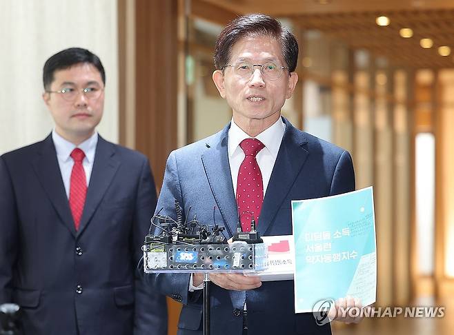 오세훈 시장과 회동 마친 김문수 전 장관 (서울=연합뉴스) 류영석 기자 = 오세훈 서울시장과 회동을 마친 김문수 전 고용노동부 장관이 16일 서울시청에서 취재진 질문에 답하고 있다. 2025.4.16 ondol@yna.co.kr