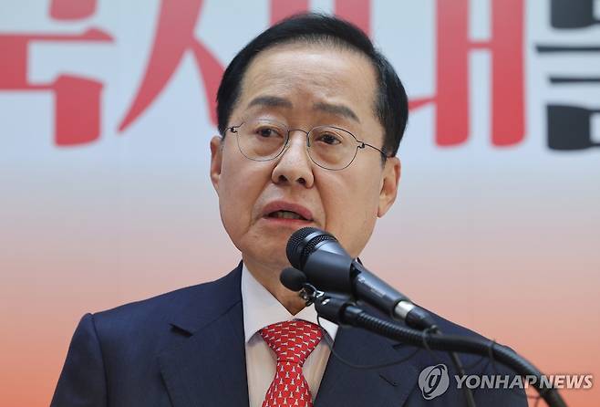 홍준표 전 시장, 선진대국시대 비전발표회 (서울=연합뉴스) 류영석 기자 = 대선 출마를 선언한 홍준표 전 대구시장이 15일 서울 여의도 대하빌딩 선거사무소에서 열린 선진대국시대 비전발표회에서 발언하고 있다. 2025.4.15 ondol@yna.co.kr