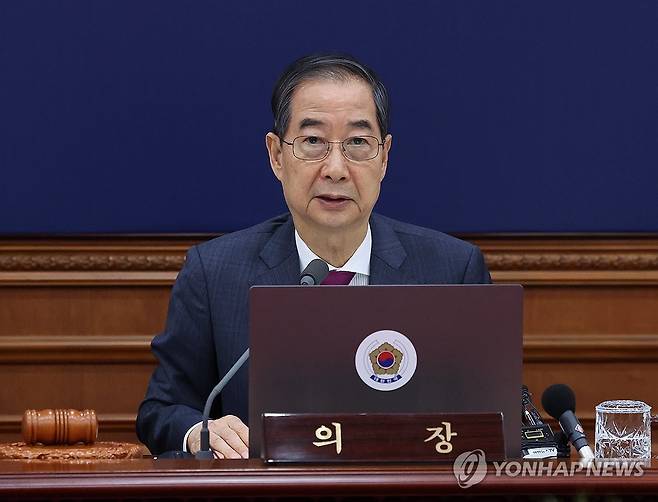 국무회의하는 한덕수 권한대행 (서울=연합뉴스) 한상균 기자 = 한덕수 대통령 권한대행 국무총리가 14일 정부서울청사에서 국무회의를 하고 있다. 2025.4.14 [대통령실통신사진기자단] xyz@yna.co.kr
