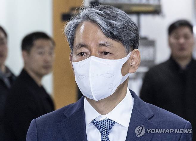 내란 임무 종사 1심 속행 공판 향하는 조지호 경찰청장 (서울=연합뉴스) 황광모 기자 = 12·3 비상계엄 사태와 관련해 내란 중요 임무 종사 혐의로 재판에 넘겨진 조지호 경찰청장이 16일 서울 서초구 서울중앙지법에서 열린 1심 속행 공판에 출석하고 있다. 2025.4.16 hkmpooh@yna.co.kr