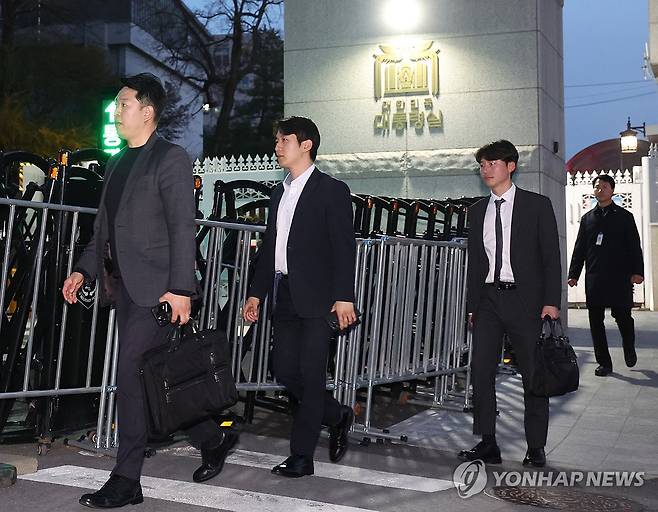 대통령실 압수수색 시도한 경찰 비상계엄 특수단 (서울=연합뉴스) 한상균 기자 = 대통령실 압수수색을 시도했던 경찰 비상계엄 특별수사단이 16일 서울 용산 대통령실 민원실 출입구를 나서고 있다.  2025.4.16  [대통령실통신기자단] xyz@yna.co.kr