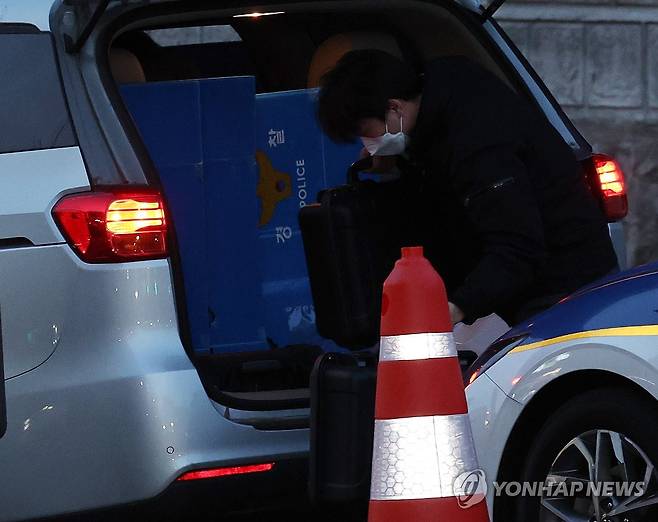 포렌식 장비 옮기는 경찰 특수단 (서울=연합뉴스) 한상균 기자 = 대통령실 압수수색을 시도중인 경찰 비상계엄 특별수사단이 16일 서울 용산 대통령실 청사 민원실 앞에서 포렌식 장비를 옮기고 있다.  2025.4.16 [대통령통신사진기자단] xyz@yna.co.kr