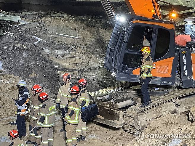 광명 붕괴현장 실종자 수습 (서울=연합뉴스) 붕괴 사고가 발생한 경기 광명시 신안산선 지하터널 공사 현장에서 16일 구조대원들이 실종자 1명에 대한 수습 작업을 진행하고 있다. 
    16일 소방청에 따르면 이날 오후 이번 사고로 실종됐던 포스코이앤씨 소속의 50대 근로자 A씨를 발견했다.
    구조대원들은 오후 8시 11분 사망한 상태의 A씨를 수습했으며, 중앙대 광명병원으로 이송했다. 사고 발생 125시간여 만이다. 2025.4.16 [경기도소방재난본부 제공. 재판매 및 DB 금지] photo@yna.co.kr