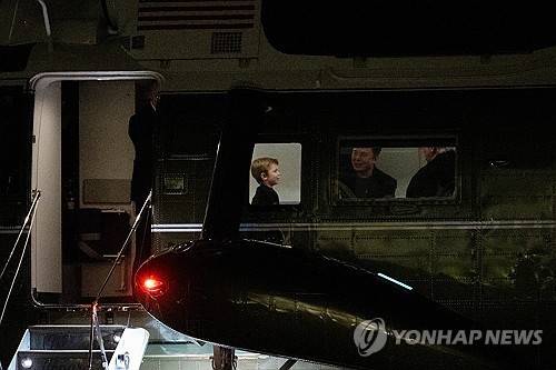 美 대통령 전용헬기의 머스크 부자와 트럼프 대통령 [로이터 연합뉴스 자료사진. 재판매 및 DB 금지]