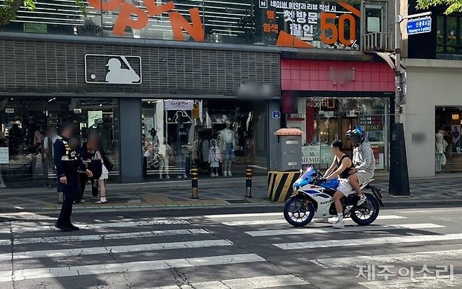 헬멧 미착용으로 적발된 20대 이륜차 운전자. ⓒ제주의소리