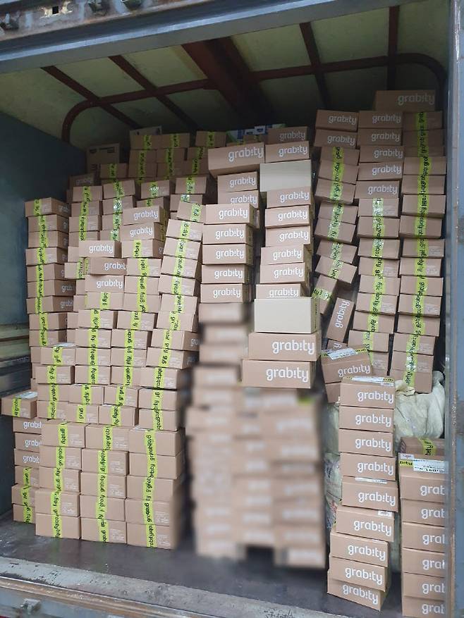 그래비티 헤어리프팅샷 완판 출고 장면.(사진=폴리페놀팩토리)