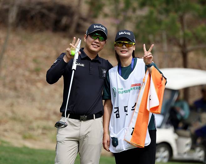 김민수와 캐디 아내 류아라 씨의 브이 세리머니.(사진=KPGA 제공)