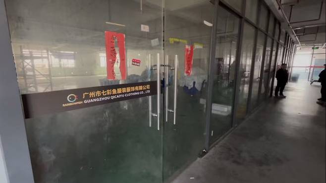 니혼게이자이신문이 지난 2일 광저우시에서 촬영한 한 건물 내부의 모습. 공장들이 폐업하며 남겨진 공실에 갓 만든 옷 등이 남겨져 있다. (사진=니혼게이자이)