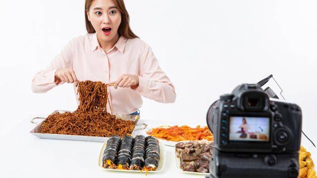 먹방은 식욕을 자극해 비만을 유발한다 | 출처: 클립아트코리아